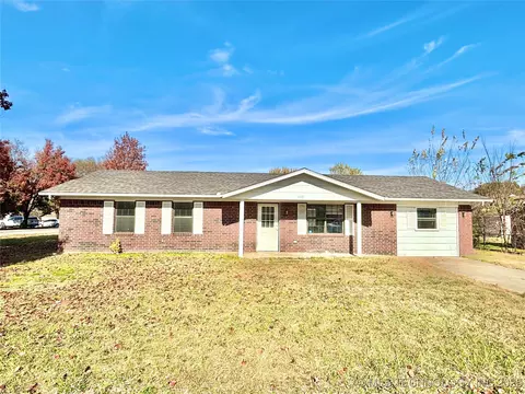 1103 E Kaniatobe Ln, Stigler, OK 74462