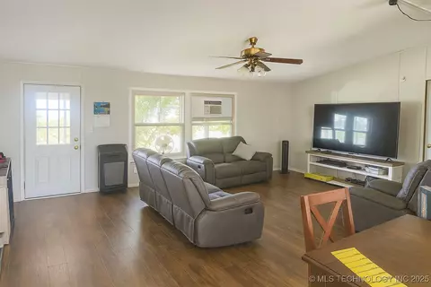 20211 Cedar Rd, Henryetta, OK 74437 photo 5