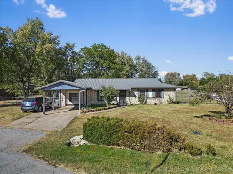 1421 S Hayes Ave, Wagoner, OK 74467