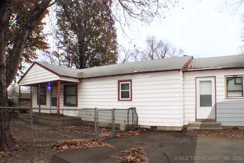 215 S 4th St, Sperry, OK 74073