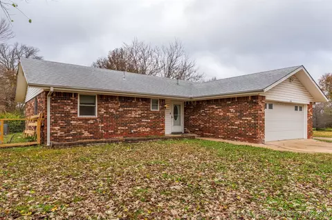 1012 Colonial Dr, Pryor, OK 74361