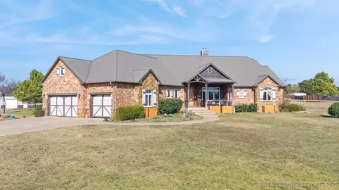 908 W 9th St, Cushing, OK 74023