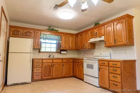 2703 E 2010 Rd, Hugo, OK 74743 photo 9