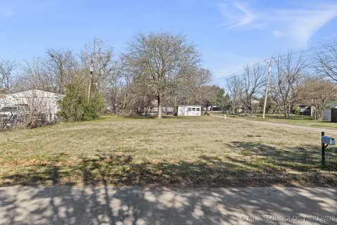 605 E Cherokee St, Marietta, OK 73448