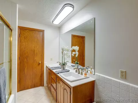 Bath - 100 E Kings, Ada, OK 74820 photo 7 of 10