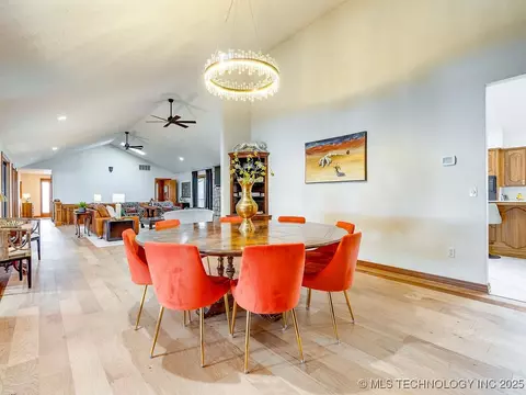Dining - 100 E Kings, Ada, OK 74820 photo 3 of 6