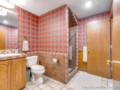 Bath - 100 E Kings, Ada, OK 74820 photo 9 of 10