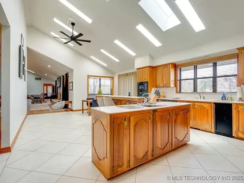 Kitchen - 100 E Kings, Ada, OK 74820 photo 2 of 4
