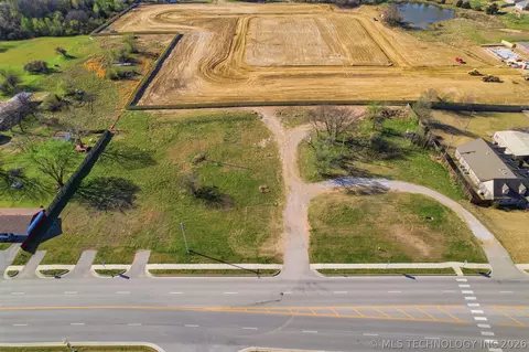 2301 W Broadway St, Collinsville, OK 74021