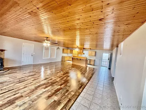 Living - 413804 E 1212 Rd, Eufaula, OK 74432 photo 4 of 4