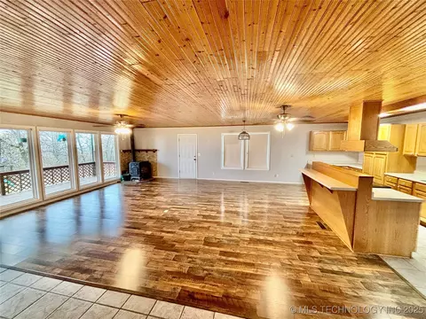 Living - 413804 E 1212 Rd, Eufaula, OK 74432 photo 3 of 4