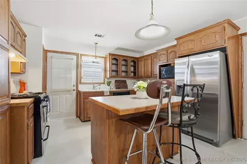 Kitchen - 1417 E Oak St, Cushing, OK 74023 photo 2 of 6