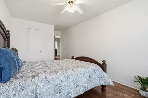 Bedroom - 1417 E Oak St, Cushing, OK 74023 photo 7 of 8