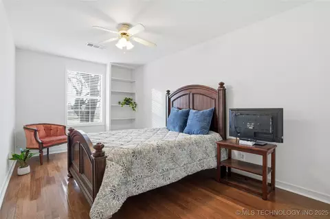 Bedroom - 1417 E Oak St, Cushing, OK 74023 photo 6 of 8