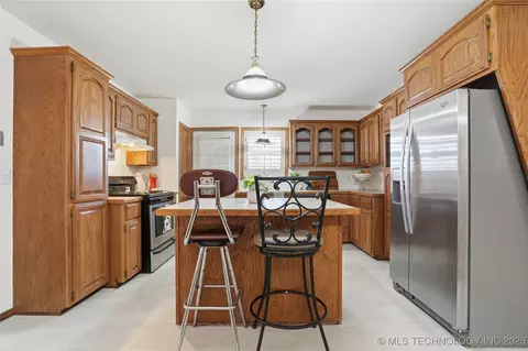 Kitchen - 1417 E Oak St, Cushing, OK 74023 photo 1 of 6