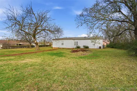Exterior - 1417 E Oak St, Cushing, OK 74023 photo 10 of 10
