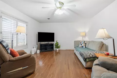Living - 1417 E Oak St, Cushing, OK 74023 photo 1 of 1