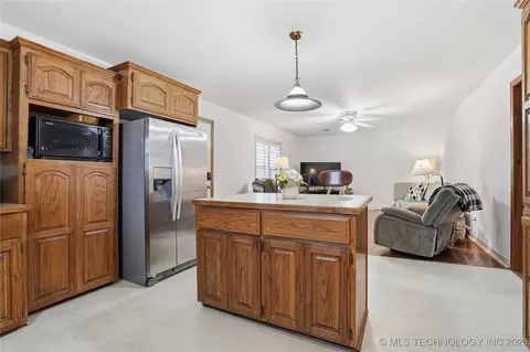 Kitchen - 1417 E Oak St, Cushing, OK 74023 photo 5 of 6