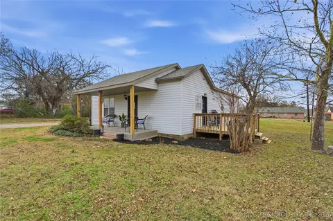 Exterior - 1417 E Oak St, Cushing, OK 74023 photo 5 of 10