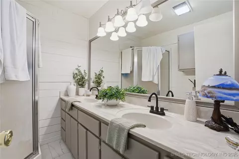 Bath - 1417 E Oak St, Cushing, OK 74023 photo 1 of 5