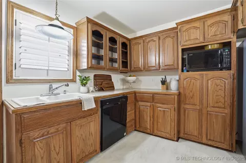 Kitchen - 1417 E Oak St, Cushing, OK 74023 photo 4 of 6