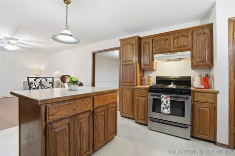 Kitchen - 1417 E Oak St, Cushing, OK 74023 photo 6 of 6