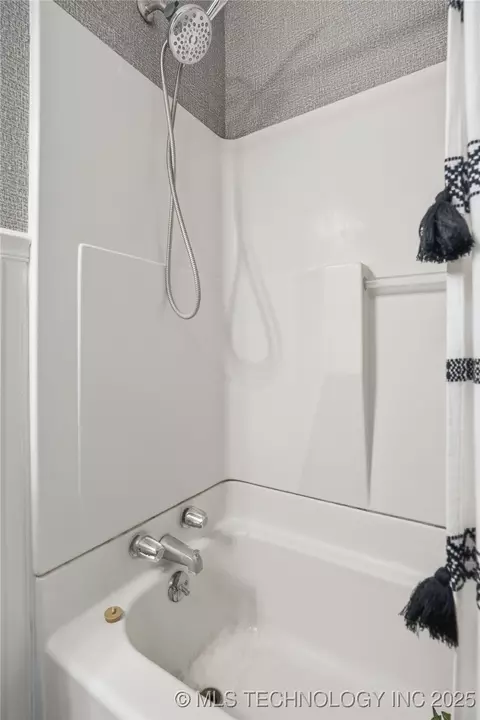 Bath - 1417 E Oak St, Cushing, OK 74023 photo 5 of 5