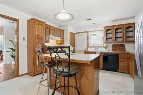 Kitchen - 1417 E Oak St, Cushing, OK 74023 photo 3 of 6