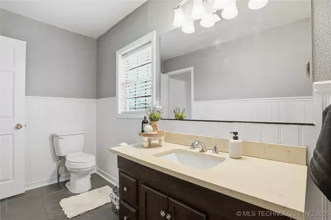 Bath - 1417 E Oak St, Cushing, OK 74023 photo 4 of 5