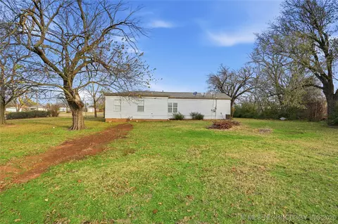 Exterior - 1417 E Oak St, Cushing, OK 74023 photo 9 of 10