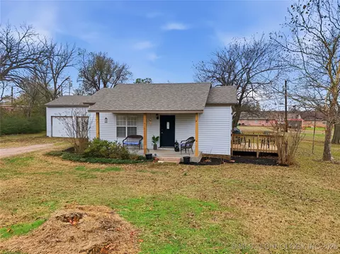 Exterior - 1417 E Oak St, Cushing, OK 74023 photo 3 of 10