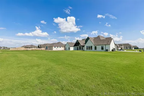 Exterior - 101 E 165th St S, Glenpool, OK 74033 photo 5 of 9