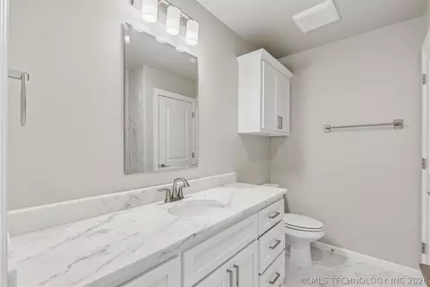 Bath - 101 E 165th St S, Glenpool, OK 74033 photo 8 of 9