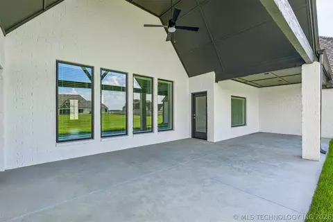 Exterior - 101 E 165th St S, Glenpool, OK 74033 photo 2 of 9