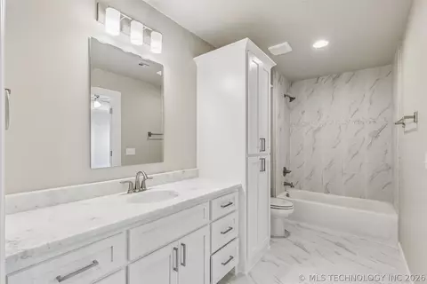 Bath - 101 E 165th St S, Glenpool, OK 74033 photo 6 of 9