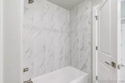 Bath - 101 E 165th St S, Glenpool, OK 74033 photo 9 of 9