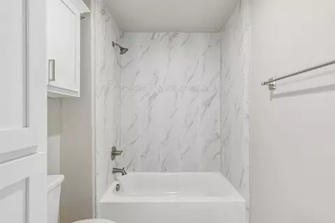 Bath - 101 E 165th St S, Glenpool, OK 74033 photo 9 of 11