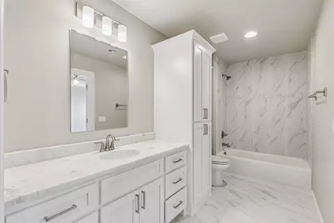 Bath - 101 E 165th St S, Glenpool, OK 74033 photo 8 of 11