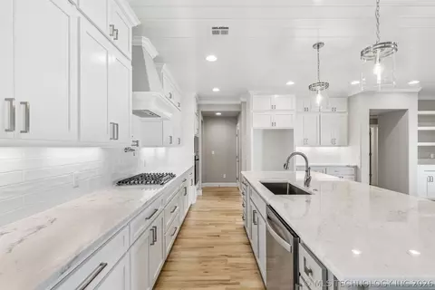 Kitchen - 101 E 165th St S, Glenpool, OK 74033 photo 3 of 4