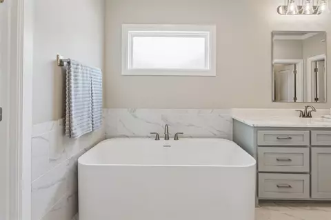 Bath - 101 E 165th St S, Glenpool, OK 74033 photo 4 of 11