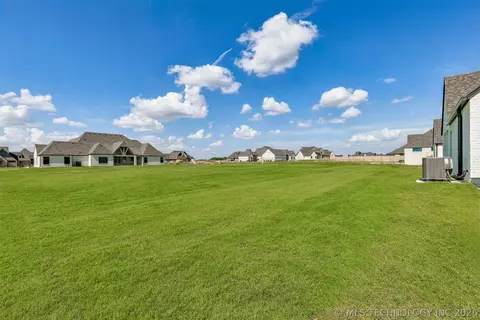 Exterior - 101 E 165th St S, Glenpool, OK 74033 photo 3 of 9