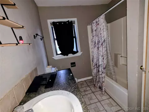 Bath - 114 Elm St, Haskell, OK 74436 photo 1 of 2