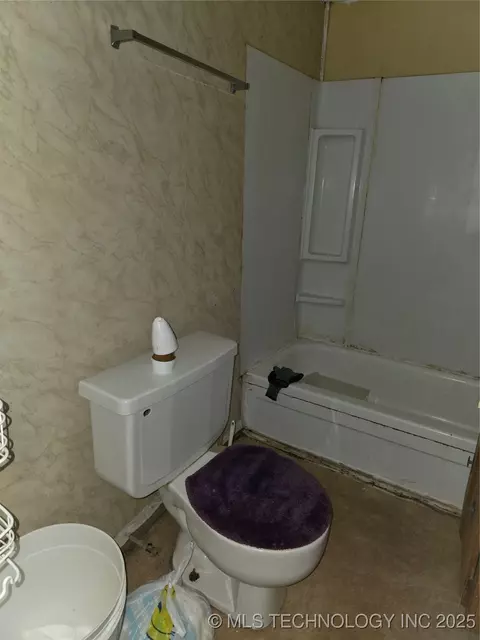 Bath - 420 E Holly St, Haskell, OK 74436 photo 2 of 2