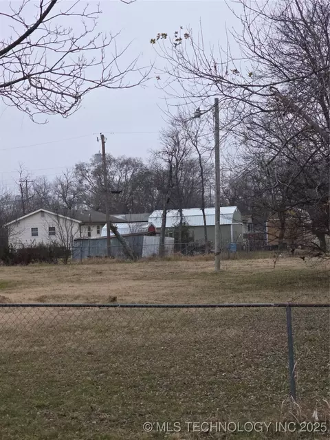 415 E Holly St, Haskell, OK 74436 photo 2