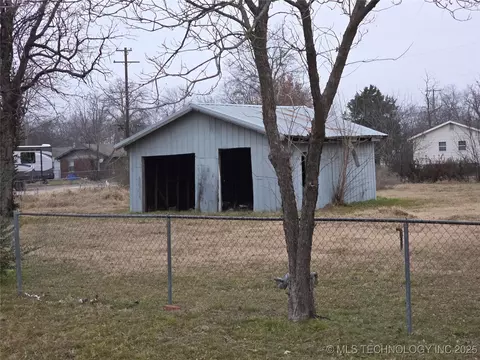 415 E Holly St, Haskell, OK 74436 photo 3