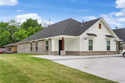 817 E 11th St, Claremore, OK 74017