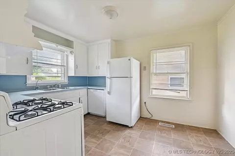 1434 E 52nd Pl, Tulsa, OK 74105 photo 11