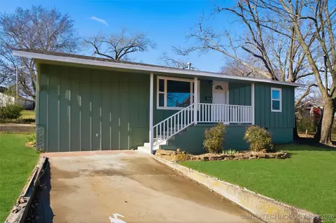 1126 S 2nd St, Stilwell, OK 74960