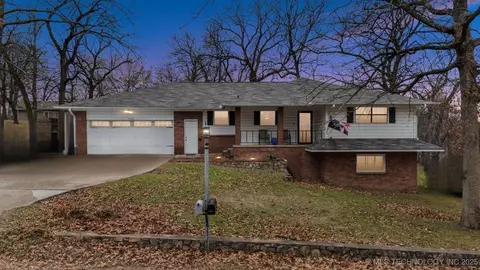 13266 S Spruce Ln, Claremore, OK 74017