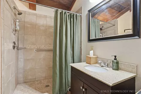 Bath - 418321 E 1105 Rd, Checotah, OK 74426 photo 2 of 2